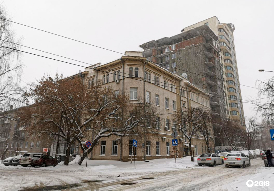 Застройщик аварийного долгостроя на улице Урицкого предложил убрать все парковки и детские площадки, чтобы закончить работы.