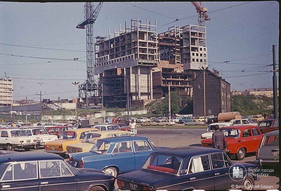 Строительство Дома Советов началось в 1970 году, а во второй половине 80-х, когда здание было готово на 95 процентов, строительные работы были приостановлены.
