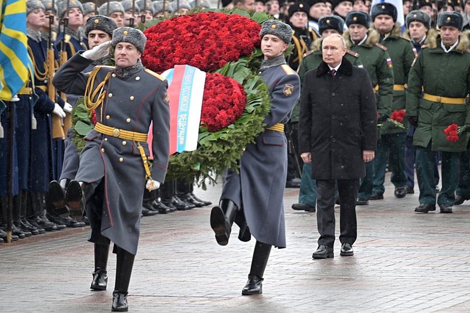 Память павших воинов Путин почтил минутой молчания.