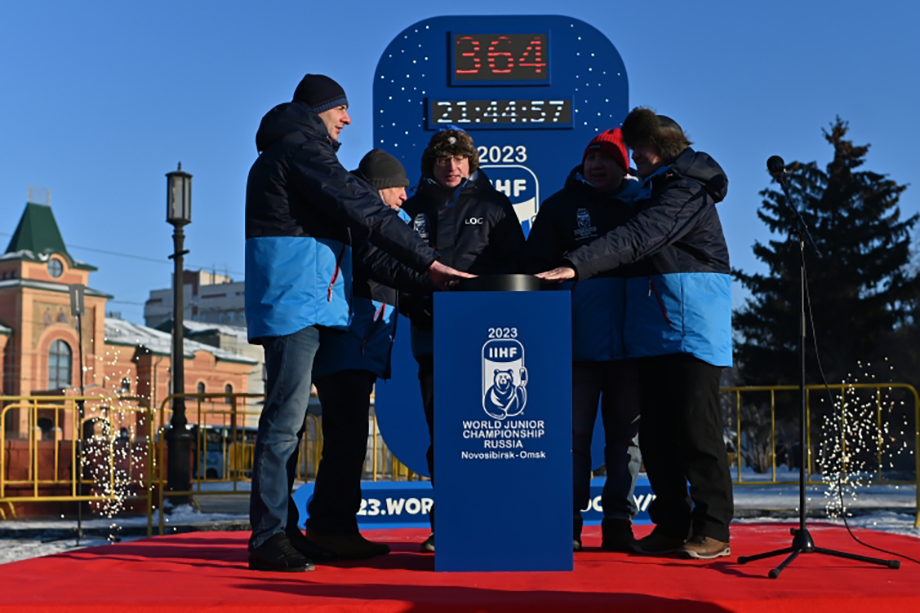В конце декабря губернаторы Новосибирской и Омской областей запустили таймеры отсчёта до начала соревнований, но теперь их придётся демонтировать.