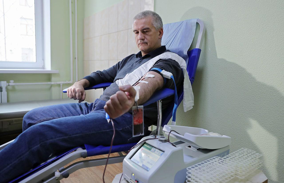 Глава Крыма сдал кровь для раненых российских военнослужащих на Украине.