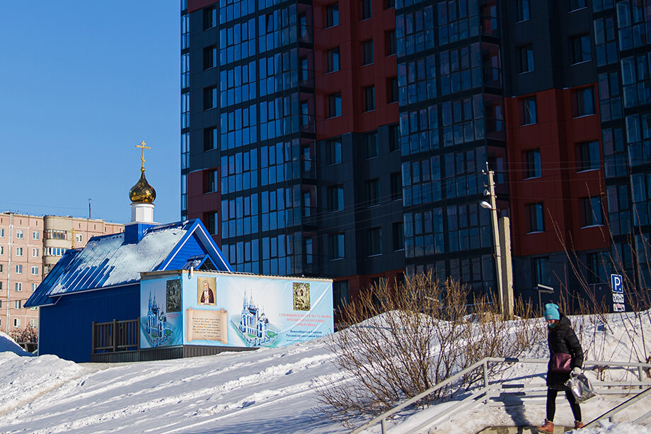 Синий вагончик в центре Новосибирска, в котором православные сибиряки обустроили небольшую церковь.
