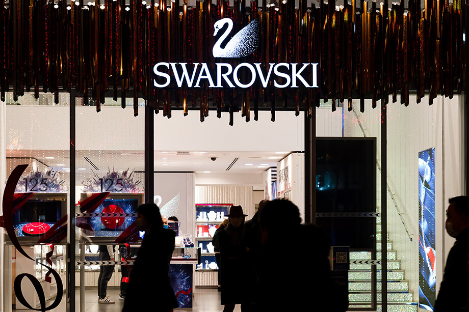 Swarovski специализируется на производстве рассыпных кристаллов, украшений, фигурок, а также огранке синтетических природных драгоценных камней.
