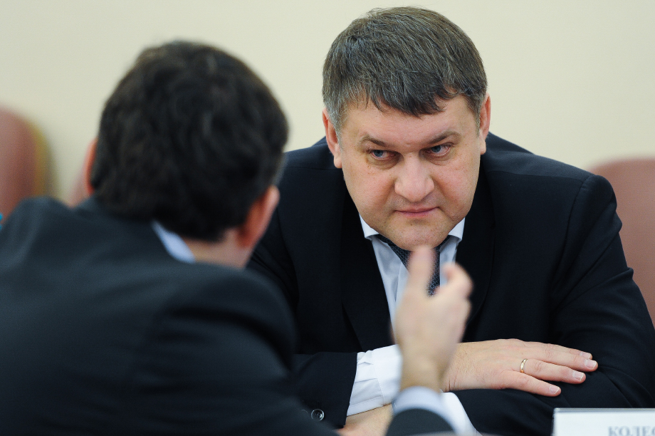 После муниципальной реформы в 2020 году между главой Калининского района Сергеем Колесником и местными депутатами разгорелся конфликт.