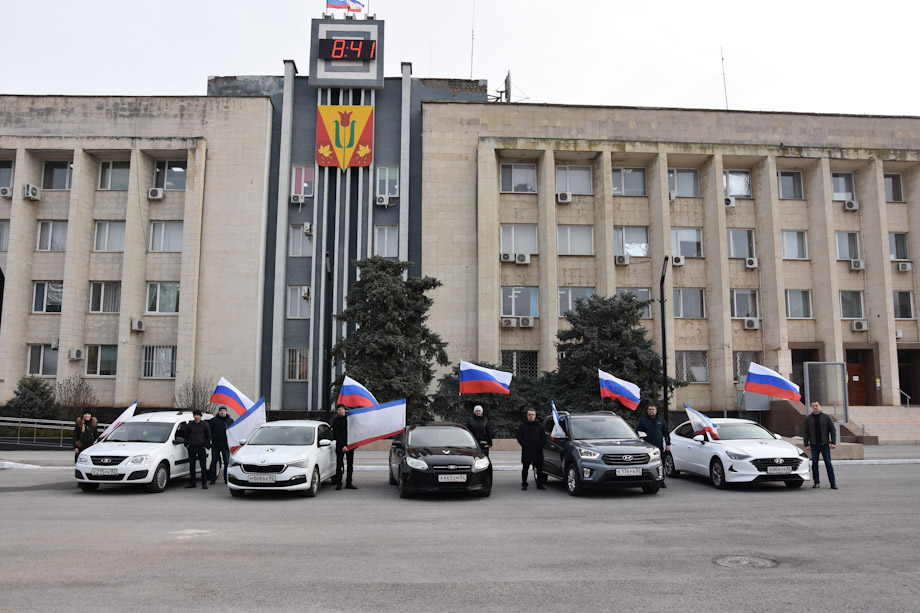 В Крыму в автопробеге в поддержку президента и российской армии участвуют 500 машин.