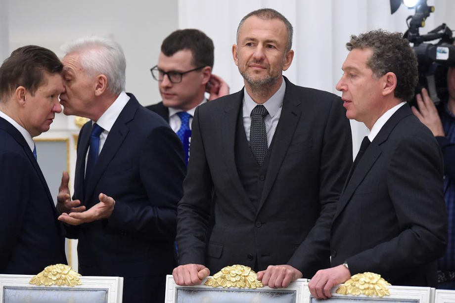 В числе потенциальных кандидатов на санкции можно назвать бенефициара «ЕвроХима» Андрея Мельниченко (второй справа).