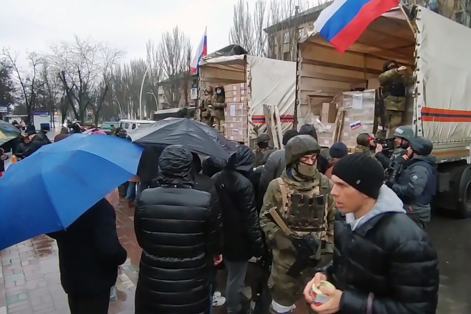 4 марта 2022 года. Жители Мелитополя получают гуманитарную помощь, доставленную из Республики Крым.