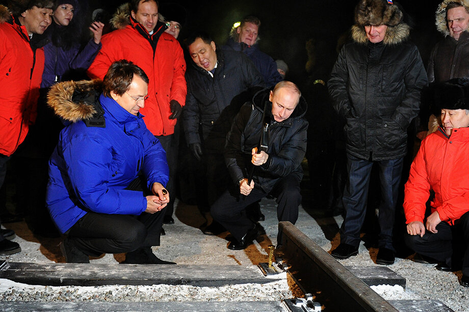 Бизнесмен Руслан Байсаров (в центре слева) и премьер-министр РФ Владимир Путин (в центре справа) во время церемонии начала строительства участка железной дороги Кызыл – Курагино.