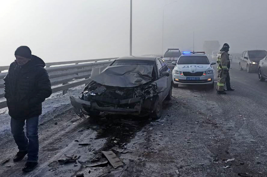 Спасатели помогают водителям, попавшим в дорожную аварию.