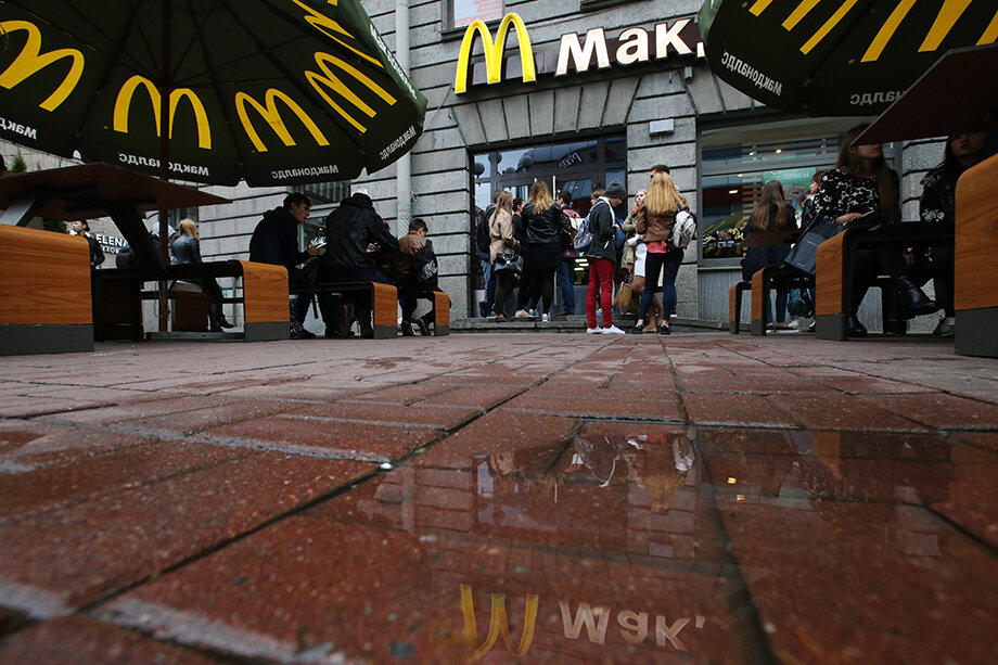 McDonald's по мастер-франшизе управляет в России почти 850 ресторанами. В компании работает почти 62 тысячи человек.