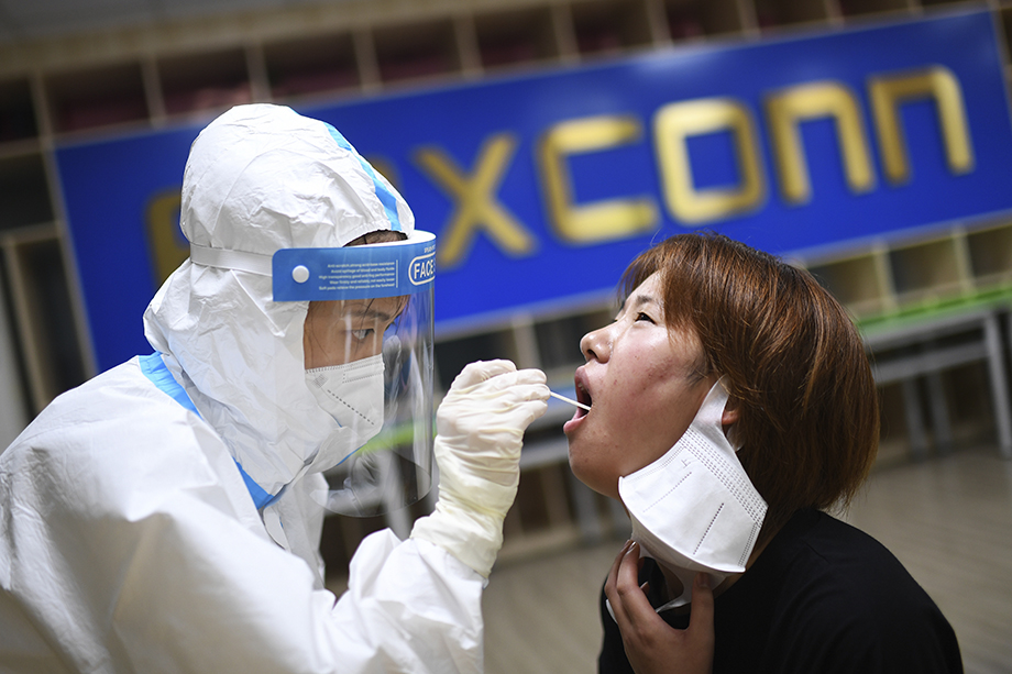 Foxconn потребовала от всех сотрудников пройти тестирование на коронавирусную инфекцию и принять другие меры для обеспечения здоровья и безопасности.