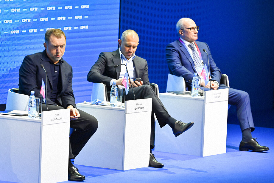 Олег Дерипаска (на фото первый слева) предложил поменять систему управления в стране.