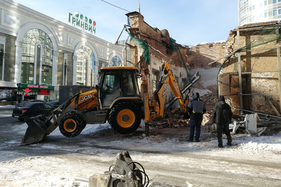 Рабочие проверяли глубину фундамента.