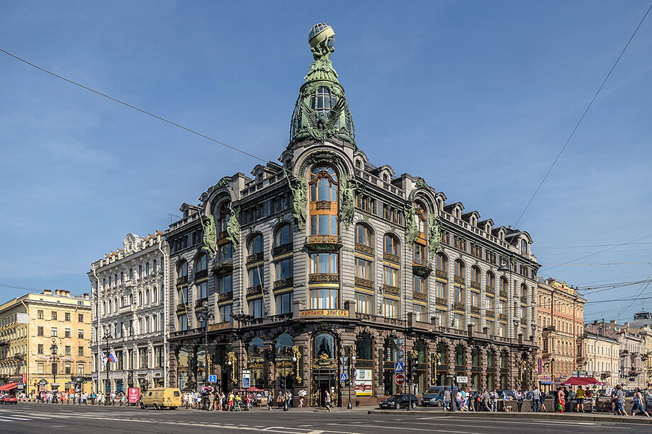 Шестиэтажный Дом компании «Зингер» находится в центре Санкт-Петербурга.