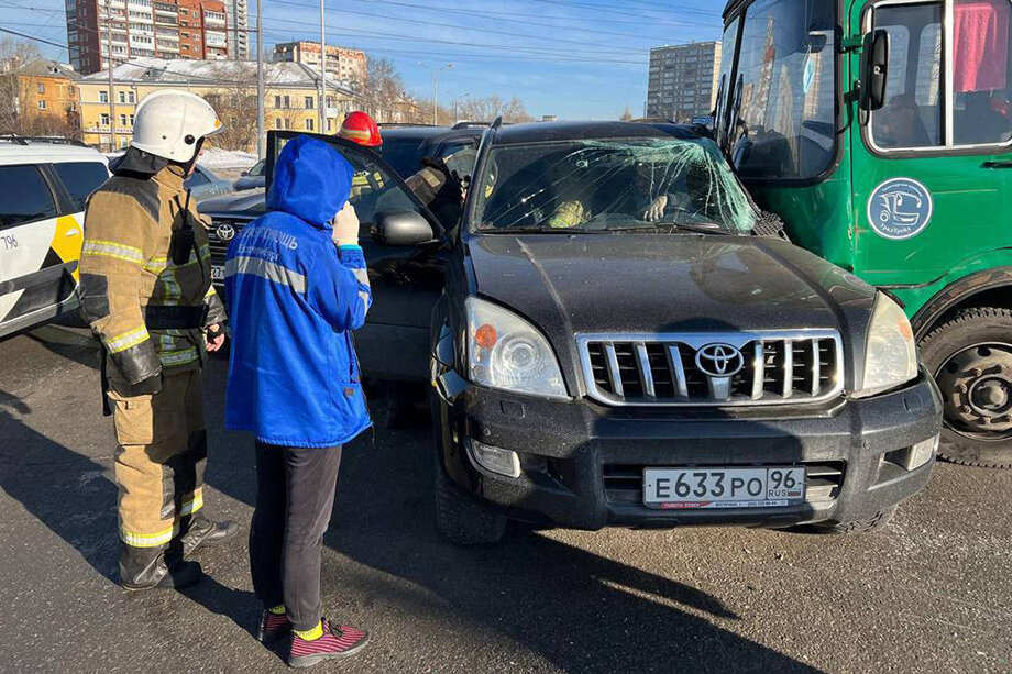 Водитель общественного транспорта допустил наезд на бордюрный камень и выехал на полосу встречного движения.