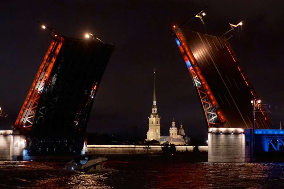 Праздничную подсветку Дворцового моста включат в Петербурге.