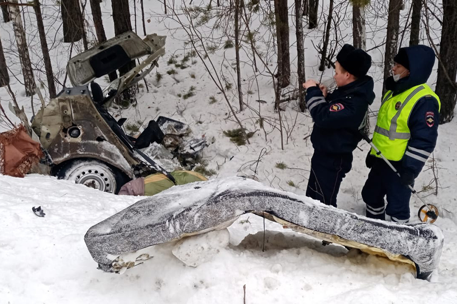 Столкновение было настолько сильным, что один из автомобилей буквально разорвало пополам.
