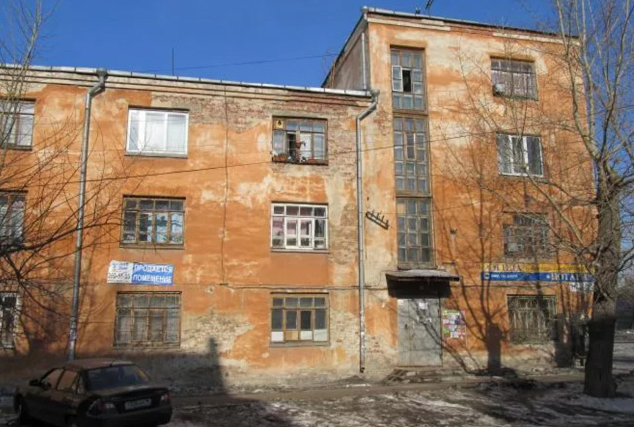 Здание было построено в 30-х годах прошлого века по проекту архитектора Иосифа Жалмана. Ранее в нём располагалось общежитие молочного завода.