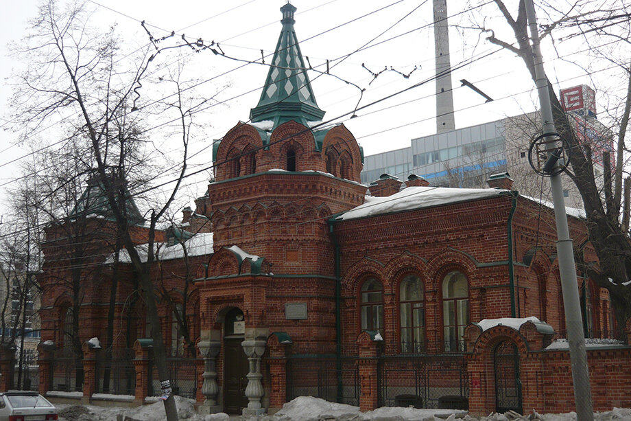 Усадьба Железнова была построена в русском стиле в 1892–1895 годы екатеринбургским архитектором Юлием Дютель.