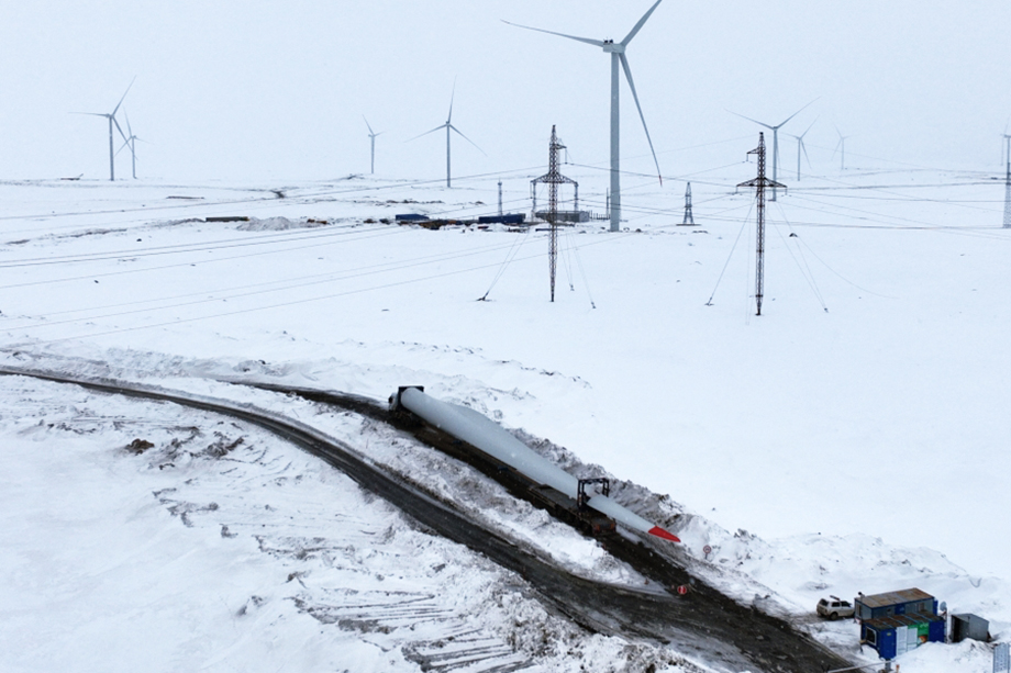 Автомобиль везёт лопасть ветрогенератора Кольской ВЭС в Мурманской области.