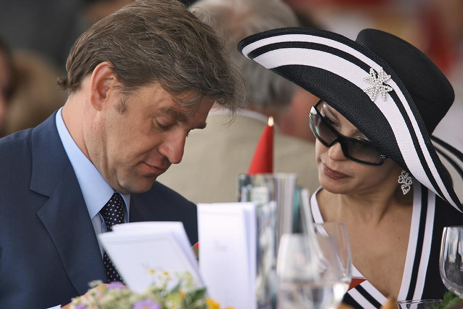 Сергей Дарькин с супругой, актрисой Ларисой Белобровой, на скачках на приз президента России, которые прошли после встречи глав СНГ в рамках неформального саммита Содружества. 22 июля 2006 год.