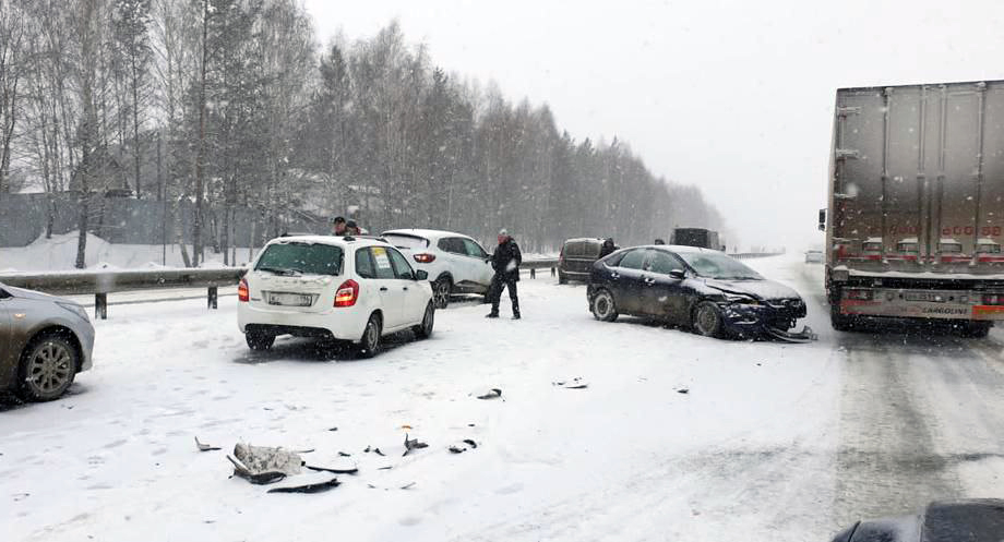 Сначала водитель автомобиля Lada Largus съехал с проезжей части.