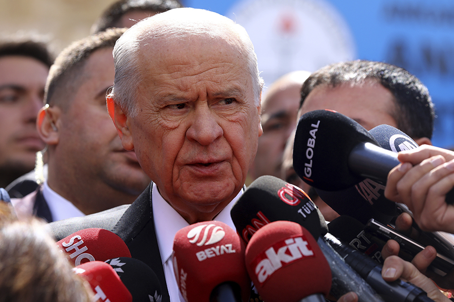Турецкий лидер партии националистического движения Девлет Бахчели заявил, что обвинения России в массовых расстрелах мирных жителей в Буче вполне могут оказаться фейком в стиле «пробирки Пауэлла».