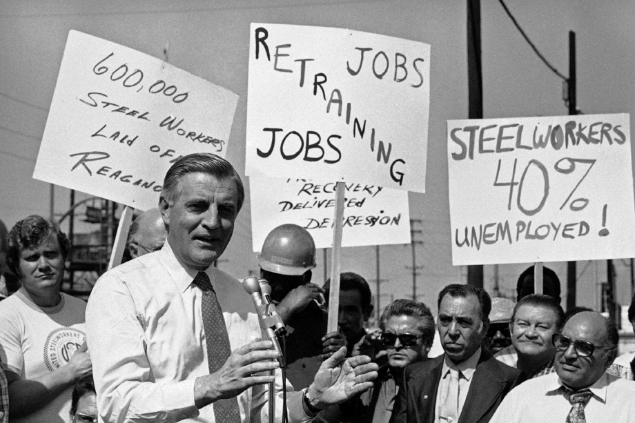9 октября 1982 года. Митинг безработных сталелитейщиков на парковке завода «Бетлехем стил» в Верноне, Калифорния. В этот же день правительство США объявляет о самом высоком за последние 40 лет уровне безработицы.