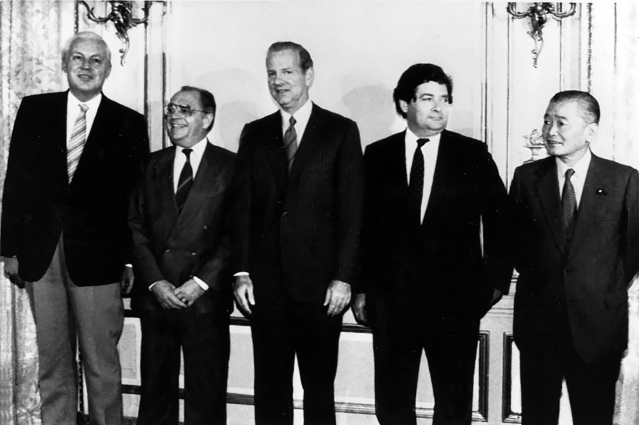 22 сентября 1985 года. Представители пяти стран G5 в отеле «Плаза», в честь которого будет названо знаменитое соглашение, подписанное на этой встрече. Слева направо: Герхард Столтенберг (ФРГ), Пьер Береговой (Франция), Джеймс А. Бейкер III (США), Найджел Лоусон (Великобритания) и Нобору Такэсита (Япония).