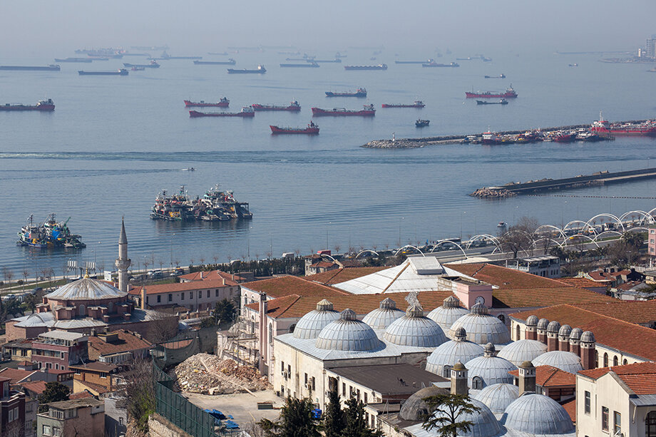 Босфор и Дарданеллы со времён падения Константинополя контролируют турки.