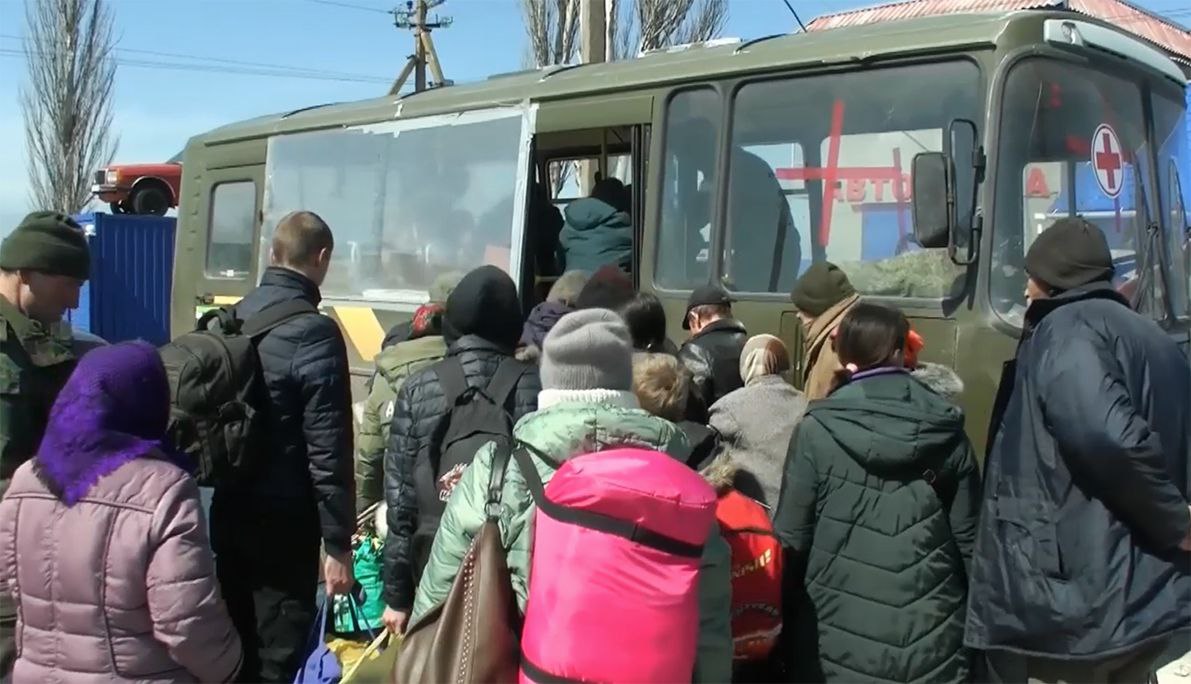 Российские военные эвакуировали более 300 мирных жителей Херсонщины.