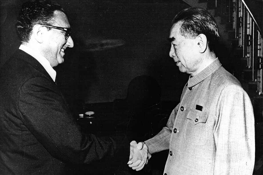 Летом 1971-го Пекин с тайным визитом посетил Генри Киссинджер, что стало началом новой политики, суть которой состояла в отрыве КНР от СССР. На фото помощник президента Ричарда Никсона Генри Киссинджер (слева) и премьер-министр Китайской Народной Республики Чжоу Эньлай (справа).