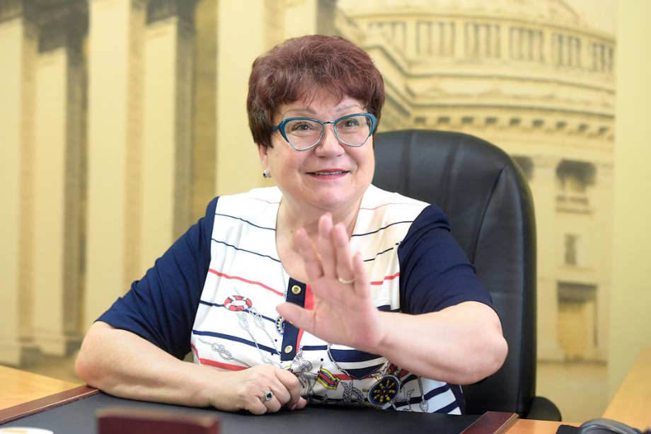 10 июля 2020 года. Наталья Ярославцева в своём кабинете даёт интервью по случаю своего назначения на должность министра культуры области.