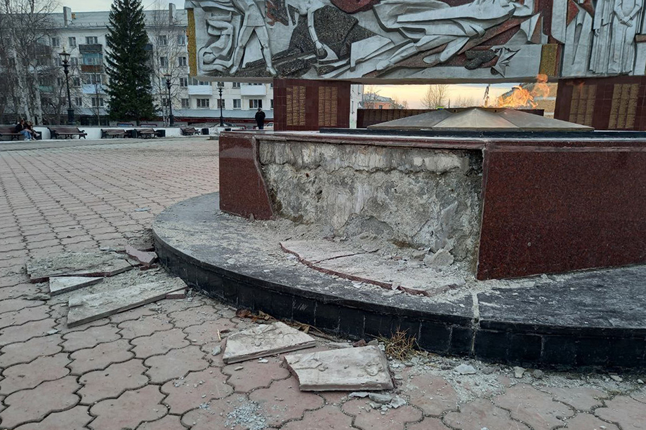 Городские власти заключат контракт на приобретение нового мрамора и ремонт памятника.