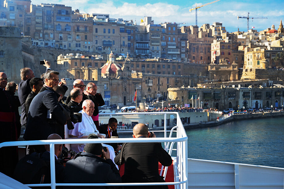 Папа римский во время международного апостольского визита на Мальту.