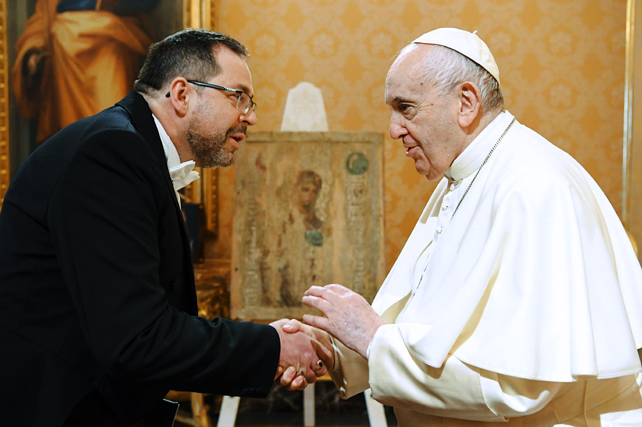 Посол Украины в Ватикане Андрей Юраш и папа римский Франциск во время встречи по случаю вручения верительных грамот.