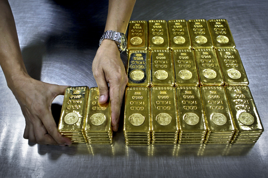 До 20 марта 2015 года «мировая» цена на золото устанавливалась компанией London Gold Market Fixing Limited при участии пяти мировых банков. Сейчас лондонский золотой фиксинг производится путём электронных аукционов LBMA Gold Price, а участников уже 16.