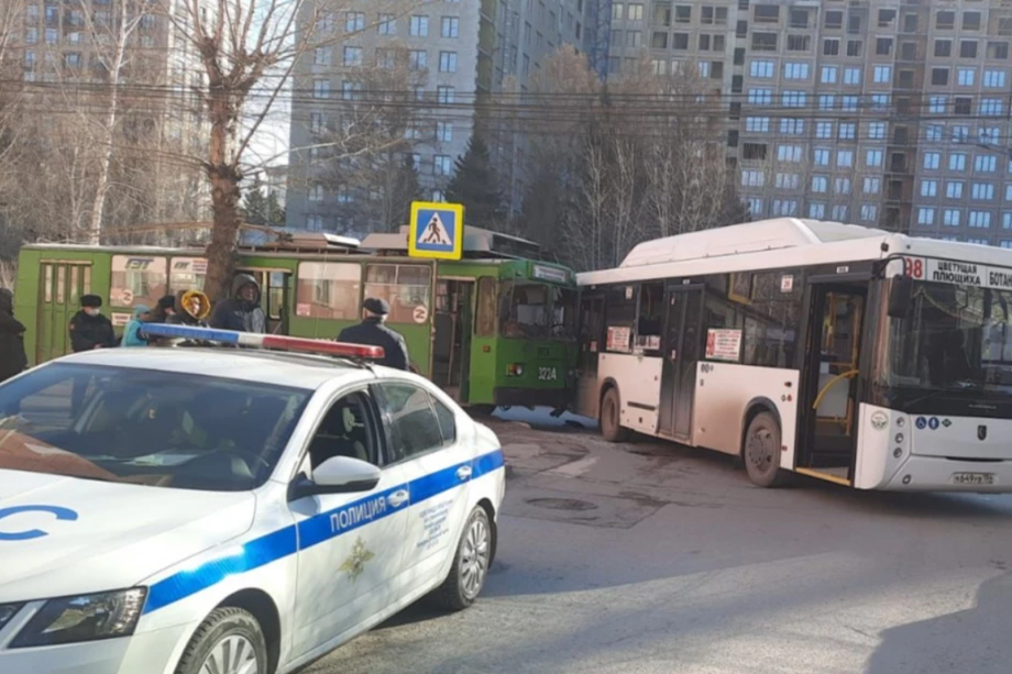 В Новосибирске в центре города автобус № 98 врезался в троллейбус № 5.