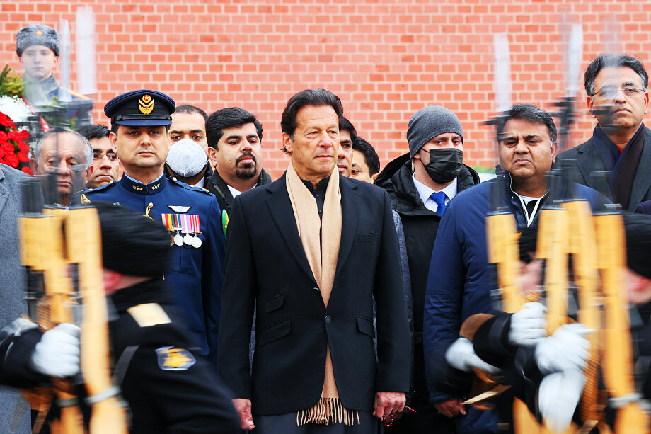 24 февраля 2022 года. Премьер-министр Пакистана Имран Хан (в центре) во время церемонии возложения цветов к Могиле Неизвестного Солдата в Александровском саду.