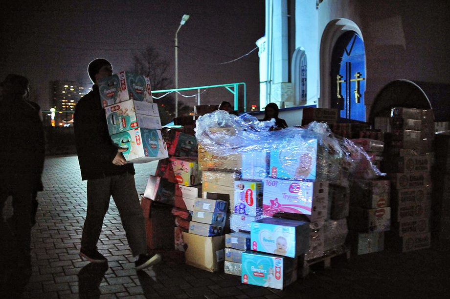 Гуманитарный груз, предназначенный защитникам Донбасса, застревает на несколько дней на таможне.