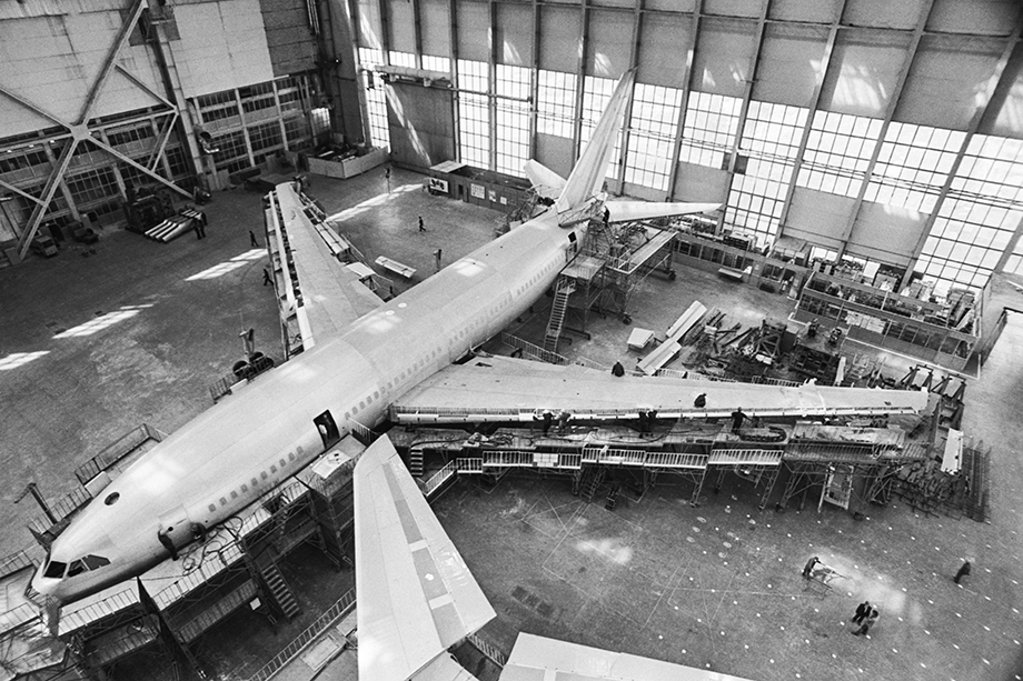 1988 год. Пассажирский самолёт Ил-96-300 во время сборки.