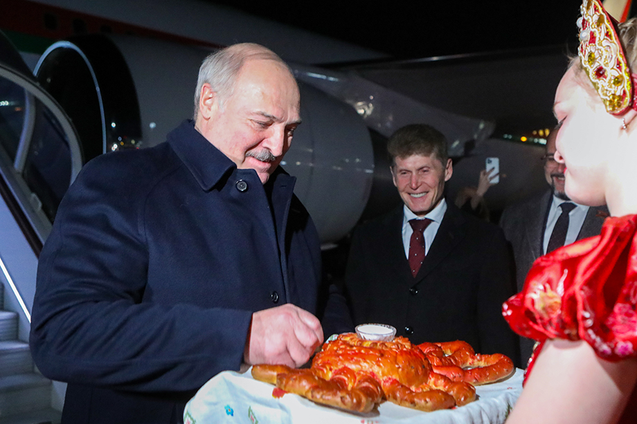 Александра Лукашенко встречали с караваем в форме краба.