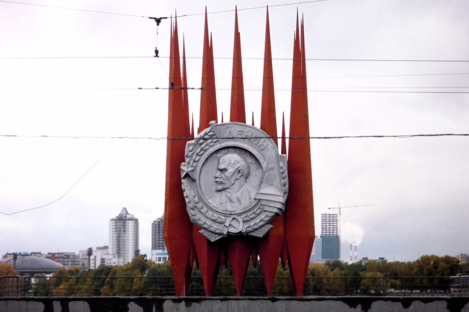 Краснознамённая группа использовалась как постамент для ордена Ленина, которым город был награждён в 1973-м году.