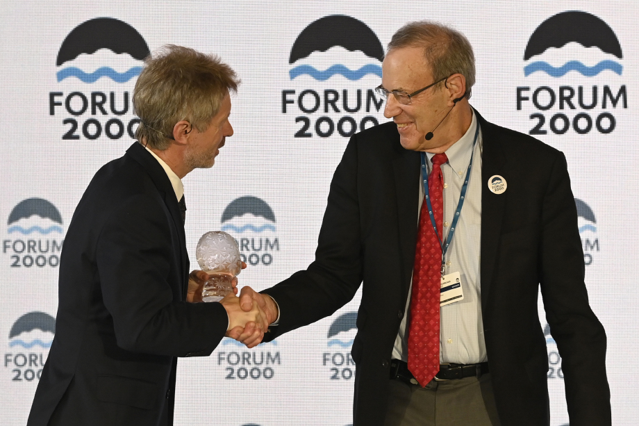11 октября 2021 года Карл Гершман, занимавший пост президента NED* с 1984-го до лета 2021-го, получил международную награду за мужество и ответственность на «Форуме 2000» в Чехии.