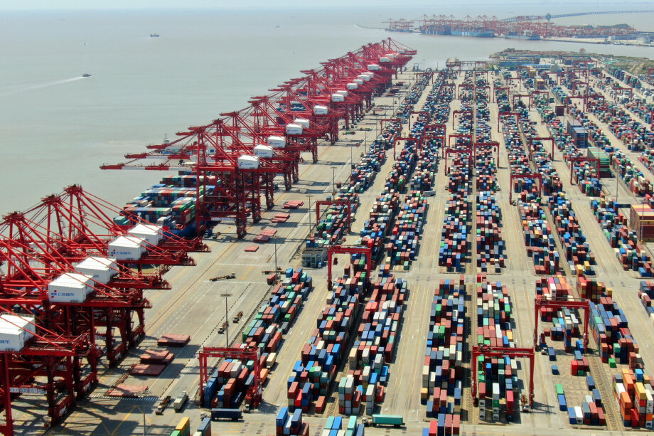 На порт Шанхая приходится 16,7 процента от общего объёма контейнерных перевозок Китая. Вспышка COVID-19 усугубила задержки грузов.
