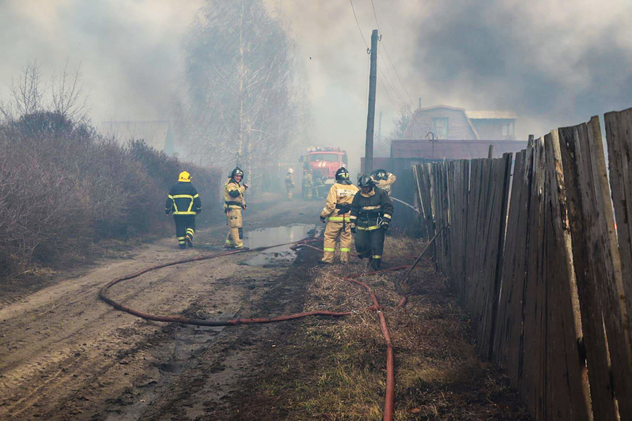 Пожар ликвидируют 32 человека и 10 единиц техники.
