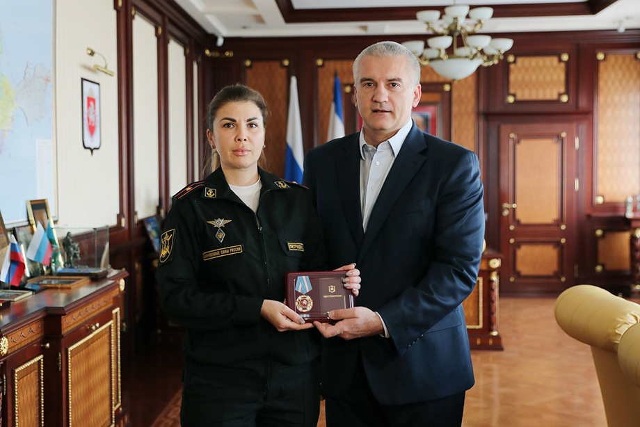 Глава Крыма наградил майора Юлию Петракову и ещё 48 военных.