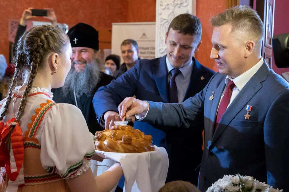 Сергей Кудь-Сверчков (слева) и Сергей Прокопьев (справа) отведали хлеба с солью.