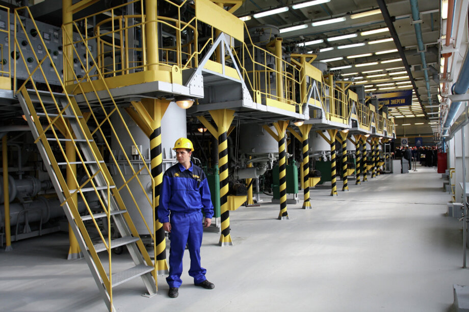 Запуск нового завода мог кардинально решить проблему высвободившихся рабочих рук для ЗАТО Железногорск и дать городу новый вектор развития. Производство поликремния торжественно запустили в сентябре 2008 года.