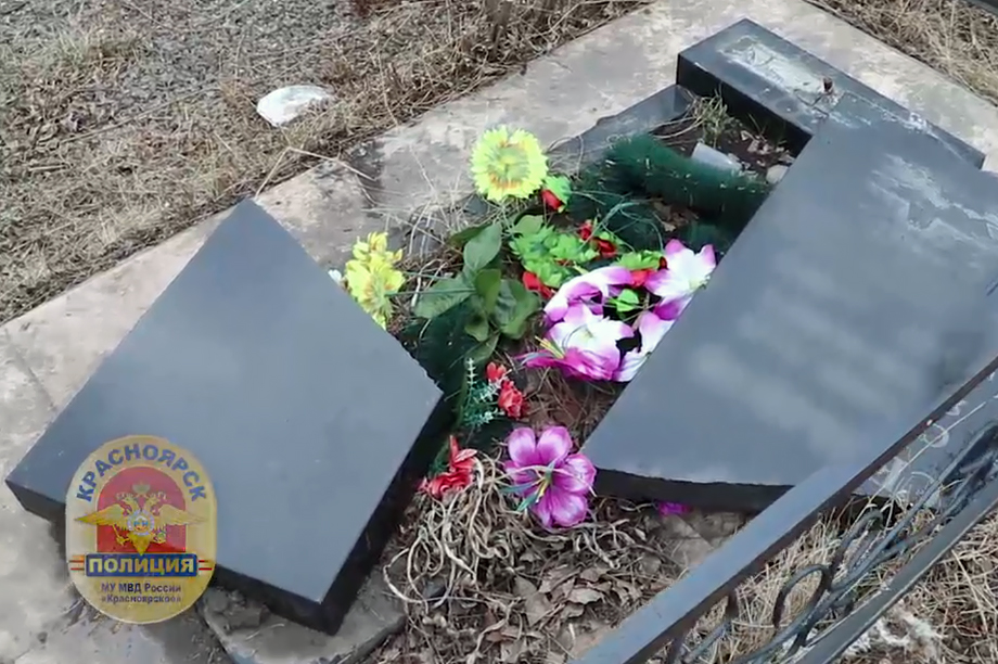 В Красноярске накануне Пасхи вандалы разрушили могилы на Шинном кладбище.